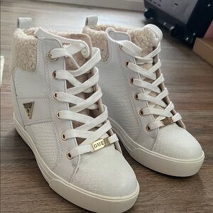 GUESS Women's White and Cream Textured Sneakers